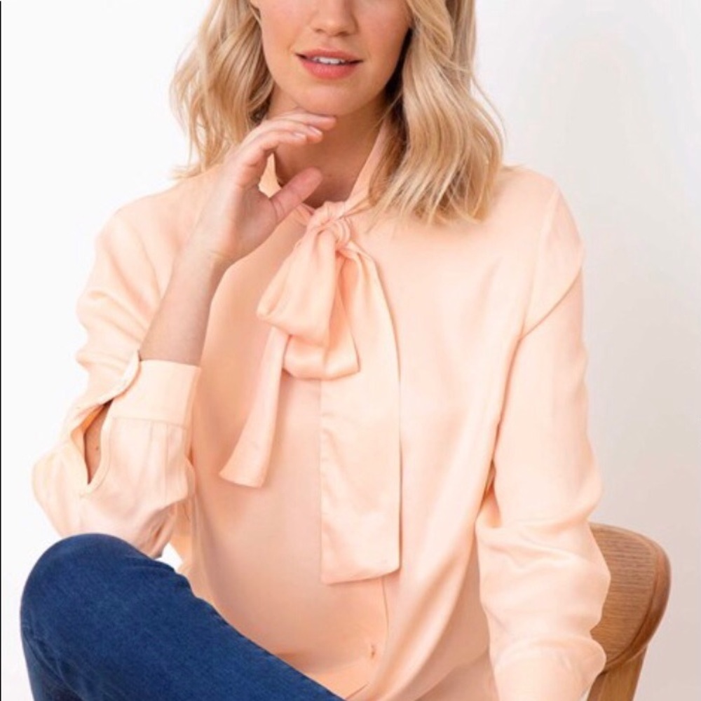 🌻Kettlewell Classic satin peach blouse. M